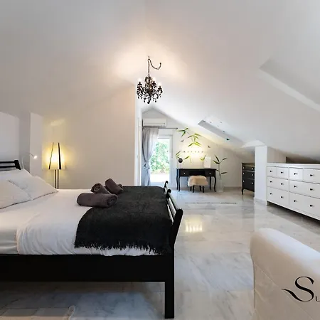 Magnificent 4br Oasis, Panoramic Terrace, Pool And Parking Appartamento